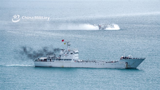 中共建造多艘两栖登陆舰与野牛气垫船，用以运送重型武器与部队，但数量仍不足以进行大规模两栖登陆战。（图／中国军网）