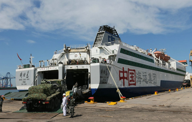 中共尝试在战时以民用滚装轮改装为载运大型武器与作战部队的运输船。（图／中新社）