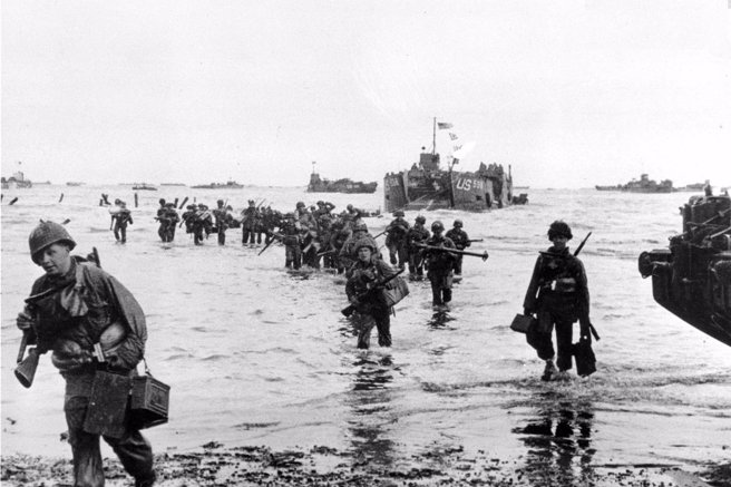 盟军在诺曼地登陆有15万6000人参与，登陆之前已有数千名空降兵深入敌后降落。登陆行动有充足的舰艇、完全的制空权与强大的火力。（图／美联社）