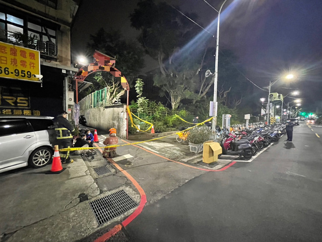 三重某國小校外花圃竄火，火勢熄滅驚見男焦屍。(葉庭欣/翻攝)