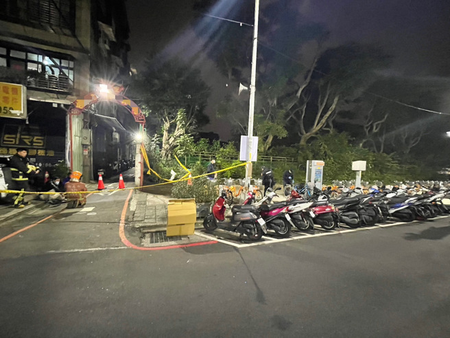 三重某國小校外花圃竄火，火勢熄滅驚見男焦屍。(葉庭欣/翻攝)