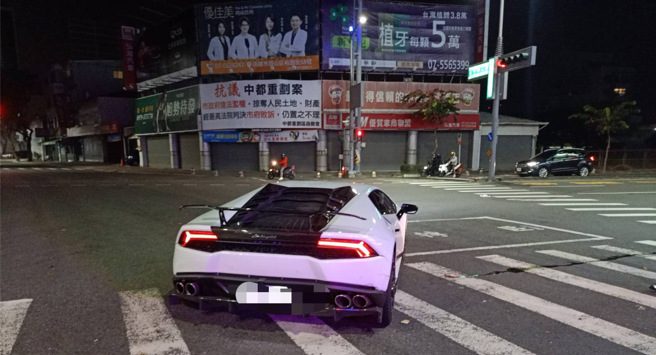 高雄市三民区27日晚间发生车祸，一辆白色蓝宝坚尼遭到机车事故波及，车尾板金遭刮伤。（图／民眾提供）