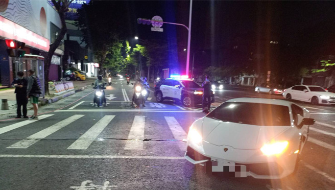 高雄市三民区27日晚间发生车祸，一辆白色蓝宝坚尼遭到机车事故波及，车尾板金遭刮伤。（图／民眾提供）