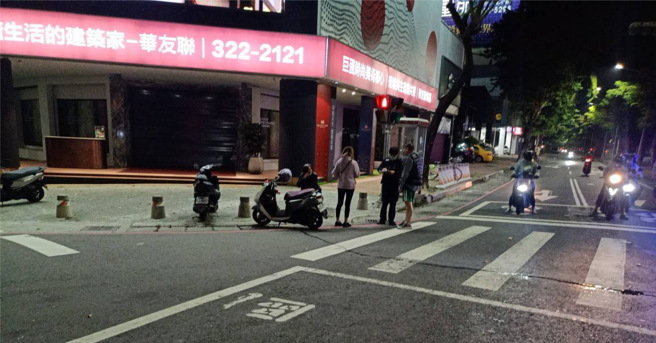 高雄市三民区27日晚间发生车祸，2辆机车擦撞倒地后，撞上一辆白色蓝宝坚尼的车尾。（图／民眾提供）