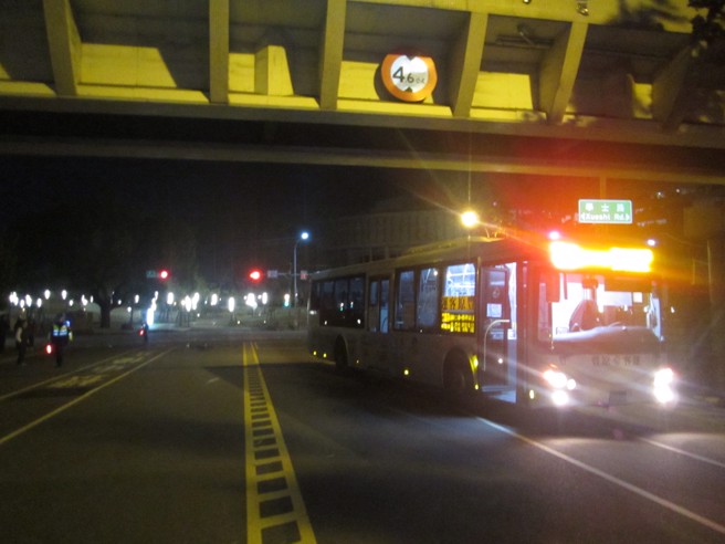 台中公車左轉撞一家三口，嬰兒車粉碎「母嬰雙亡」。(葉庭欣/翻攝)