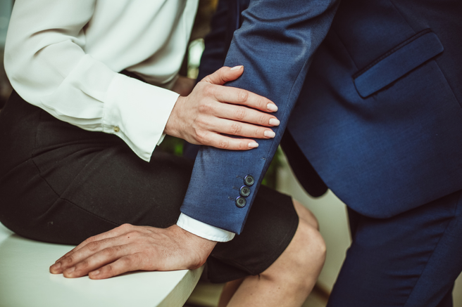 男仲介偷吃女同事，上班咸湿调情嗨喊「下面会兴奋、不能走路」。（示意图／Shutterstock）