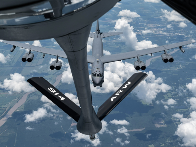 2022 年 7 月 8 日，第 914 空中加油聯隊的KC-135 Stratotanker為第307轟炸機聯隊的B-52戰略轟炸機加油。（DVIDS）
