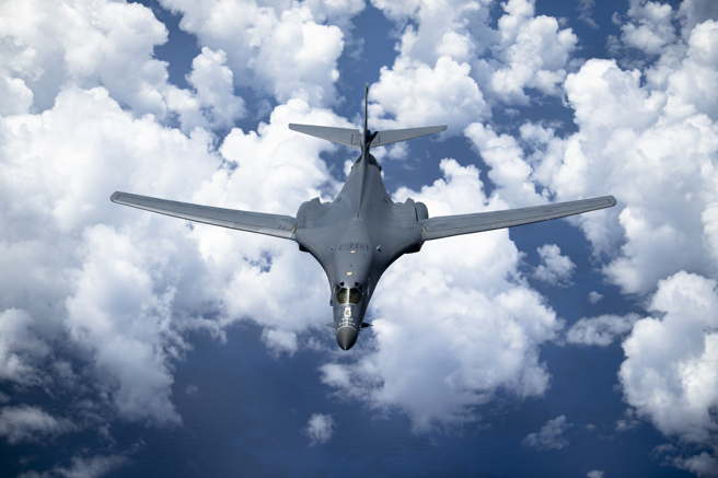 2022年6月12日，一架隸屬於南達科他州埃爾斯沃思空軍基地第34遠征炸彈中隊的美國空軍B-1B Lancer轟炸機從關島安德森空軍基地起飛後飛越太平洋。（DVIDS）