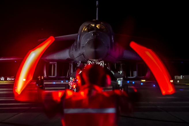 2022年6月3日，1名美國空軍地勤人員於關島安德森空軍基地執行轟炸機任務後，指揮一架 B-1B Lancer。（DVIDS）