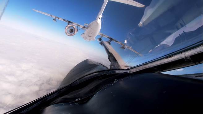 Tu-160機組的飛行員和導航員練習空中加油。（俄羅斯國防部）