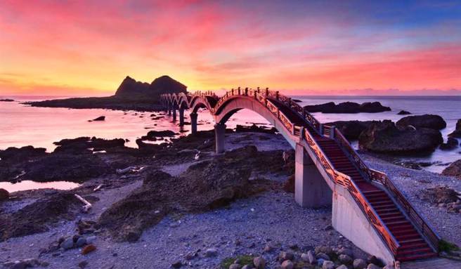 本島平地第一道曙光在台東縣三仙台。（交通部觀光局提供）
