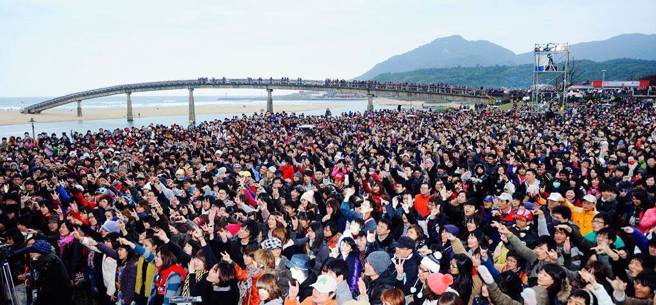 圖為過去民眾在東北角海邊迎接曙光。（翻攝自交通部觀光局東北角暨宜蘭海岸國家風景區管理處）

