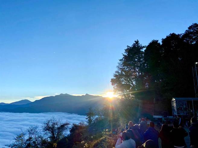 阿里山第一道曙光躍出瞬間，四周人群紛紛拿起相機、手機搶拍。（資料照 張毓翎攝）
