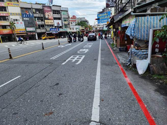 花莲市区中山路与建国路口车祸事故频传，花莲警方今年9月底路口启用科技执法取缔违规却因标线问题引起民怨，上月15日暂停该处科技执法并重绘标线后，预计明年元旦重启该处科技执法。（花莲县警局提供／罗亦晽花莲传真）