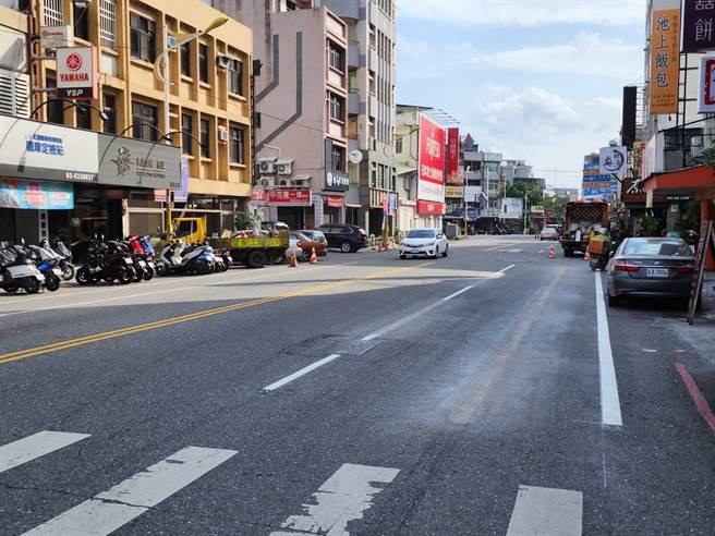 花莲市区中山路与建国路口车祸事故频传，花莲警方今年9月底路口启用科技执法取缔违规却因标线问题引起民怨，上月15日暂停该处科技执法并重绘标线后，预计明年元旦重启该处科技执法。（花莲县警局提供／罗亦晽花莲传真）
