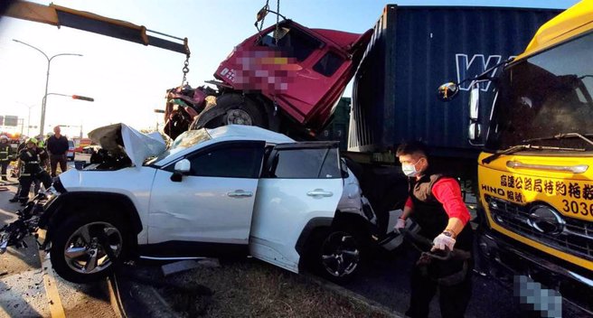 清水区临港路昨天发生8车连环撞重大车祸，造成1死3伤；附近居民吁请中央研究将国四延伸到台中港。（民眾提供）