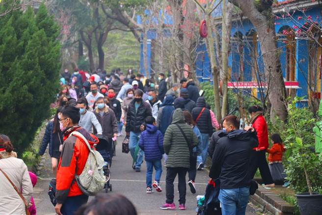 西湖渡假村元旦连假已经是满房状态，虽然天气冷，但游客趁着好天气出游。（李京升摄）