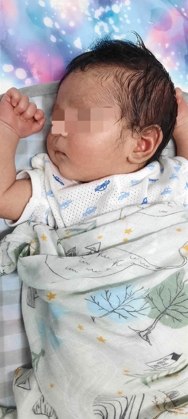 伊拉克籍男子Azeez1家3口去吃宵夜竟遭公車撞擊母嬰雙亡，他去年還在網路貼出兒子剛出身的照片，留言「兒子跟爸爸一樣帥」，愛子之情溢於言表。（翻攝網站）