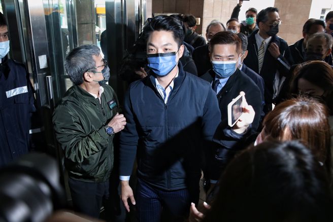 新任台北市长蒋万安（中）28日一早视察捷运局。（杜宜谙摄）