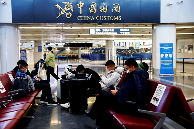 中國大陸27日宣布自2023年1月8日起恢復出境旅遊，不過大陸民眾及當地旅遊業者態度仍保守，預期開放後出境旅遊人數不會立即暴增，主因在於擔憂疫情及經濟狀況。圖為北京首都國際機場。（圖／路透社）