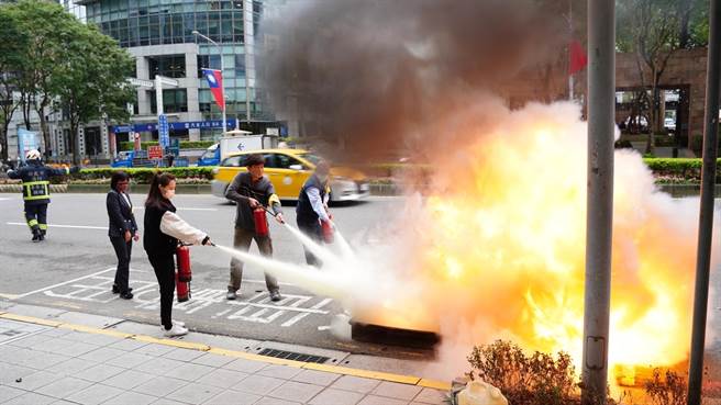 灭火演练情形。（新北市消防局提供）