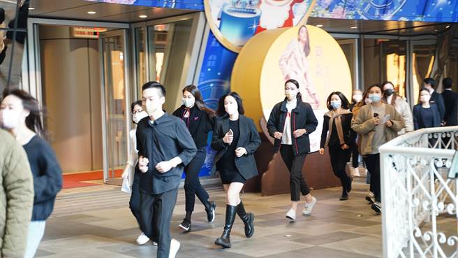 大远百员工疏散演练。（新北市消防局提供）