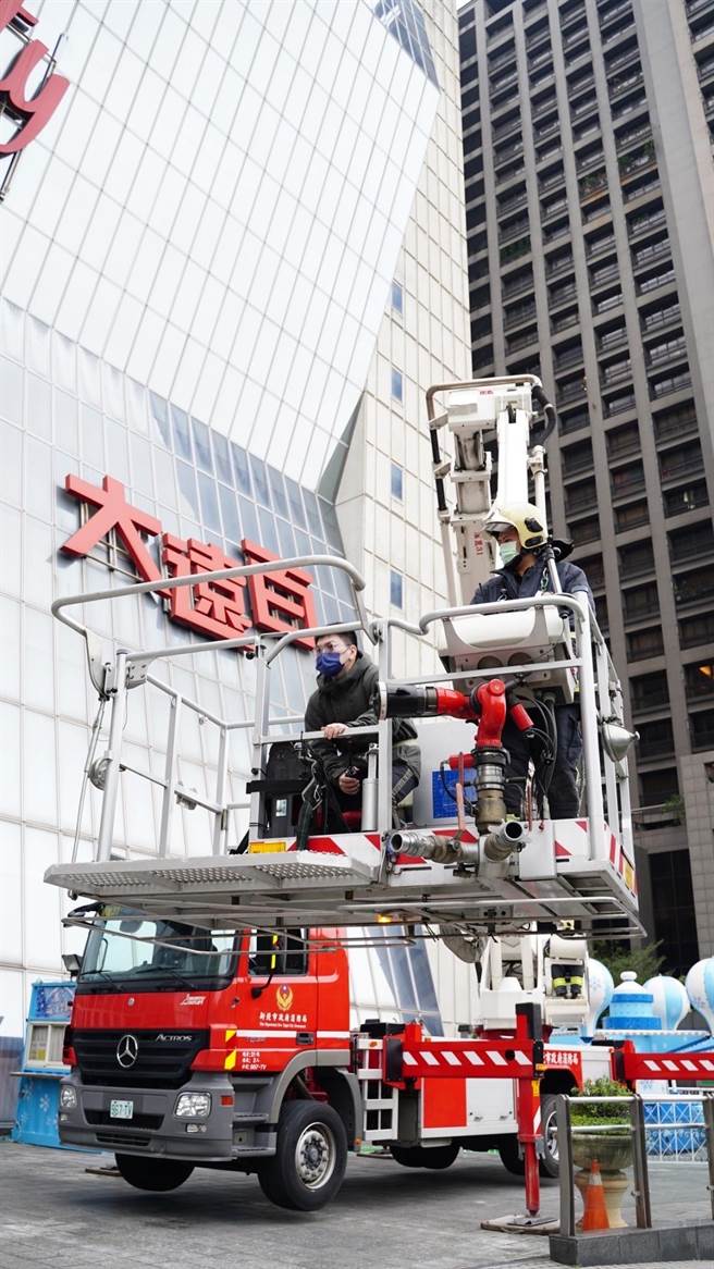 云梯车救援受困民眾。（新北市消防局提供）