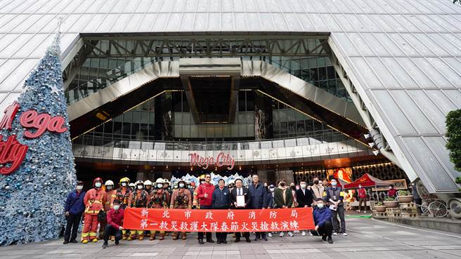 新北市消防局副局长陈崇岳督导春节演练情形并颁发感谢状。（新北市消防局提供）