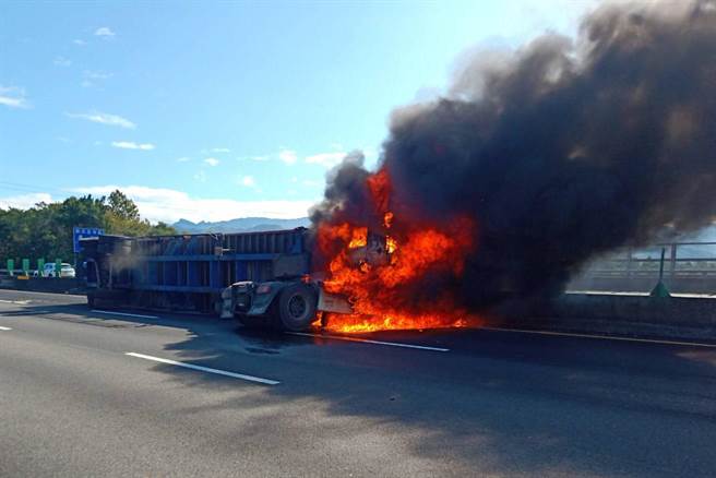 国3关西路段联结车爆胎翻覆起火现场。（国道警方提供／罗浚滨新竹传真）
