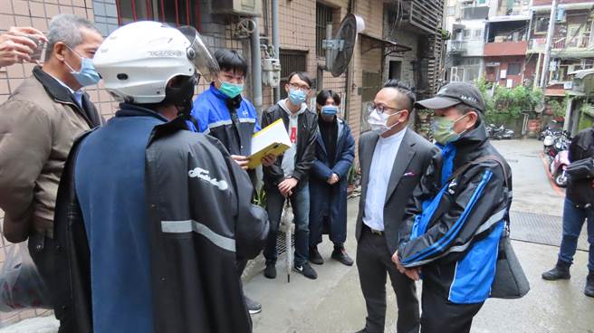 基隆市议长童子玮（图右2）28日上午与自来水公司会勘仁爱区少将顶一带的供水改善工程。（张志康摄）