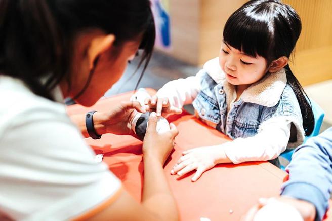 和逸飯店台南西門館推出「Cozzi for fun」1泊1食住房專案，專為孩童打造創意DIY手作課程，每晚4,700元起。（圖／國泰飯店觀光事業）