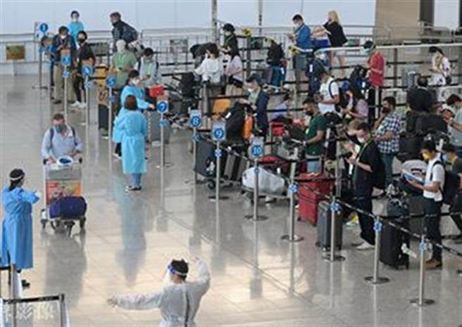 大陆驻外使馆配合中外人员往来调整赴中防控措施。（观察者网）