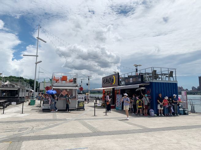 沿岸的货柜轻食区。(图／臺北市公共运输处提供)

