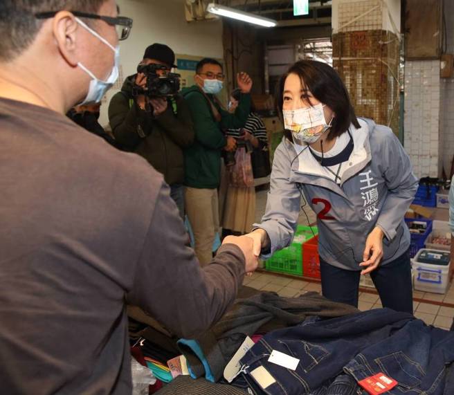 国民党台北市第三选区立委补选候选人王鸿薇28日到松江市场扫街拜票，她表示，对于总统蔡英文昨日在记者会上对于林智坚论文抄袭的反应，非常不能接受，蔡总统好像还在继续挺林智坚，而未来的民进党主席赖清德已经承认论文门是民进党败选主因，蔡英文还在挺林智坚，显然教训不够，「该醒醒了！」(陈君玮摄)