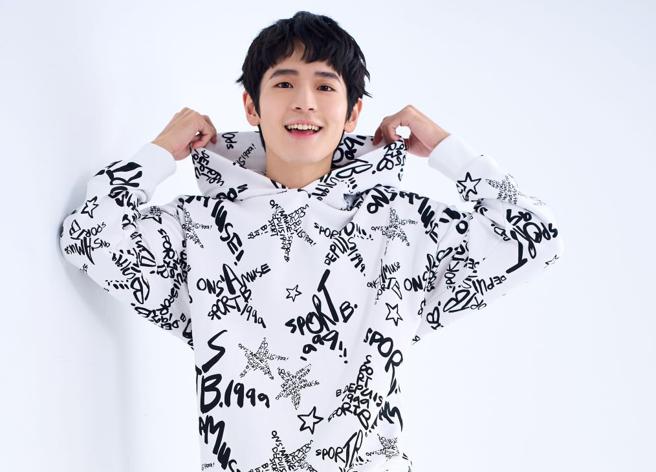 张丰豪在BL剧《我的牙想你》中勇敢追爱、霸气无悔，让人留下深刻印象，穿SPORT b.涂鸦帽T，展现充满青春活力的时尚品味。（JOJ PHOTO摄，图片企画／中时）