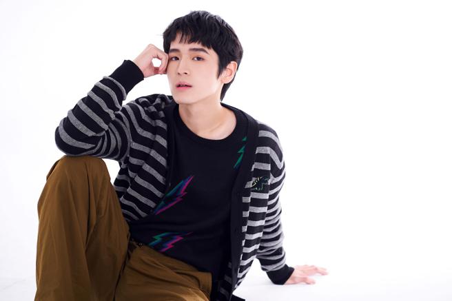 张丰豪的毕业制作短片入围多伦多国际短片影展，展现他在编剧与执导上的才华，穿agnes b.男装诠释文青时尚。（JOJ PHOTO摄，图片企画／中时）