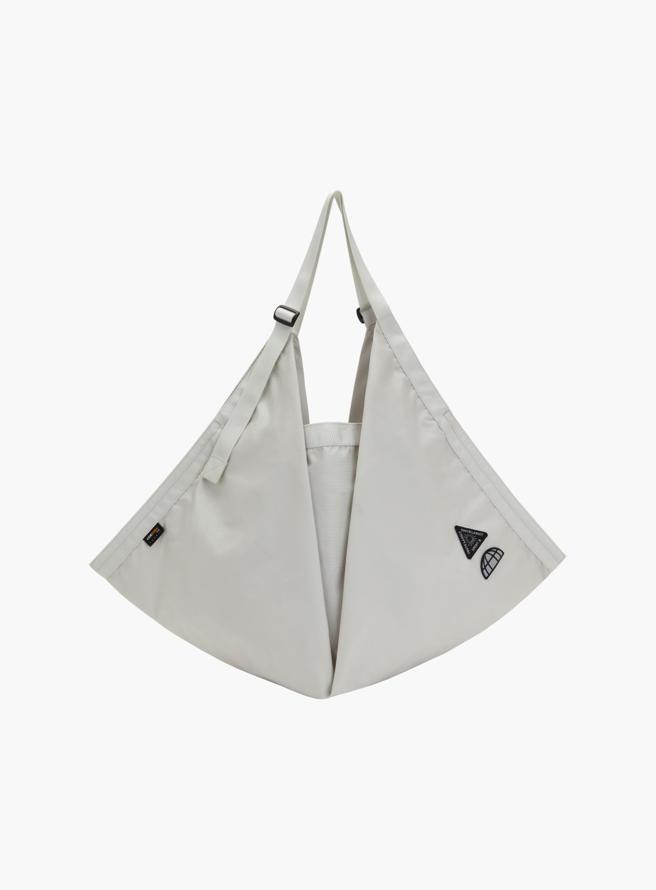 SPORT b.功能购物袋，5280元。（agnes b.提供）