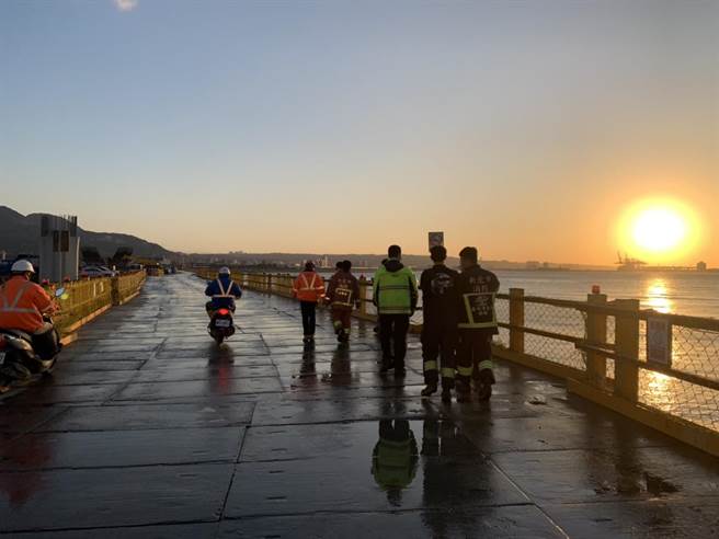 新北市消防局针对31日在淡水、八里施放烟火的活动，连日展开消防演练、烟火查核的工作。(黄敬文翻摄)