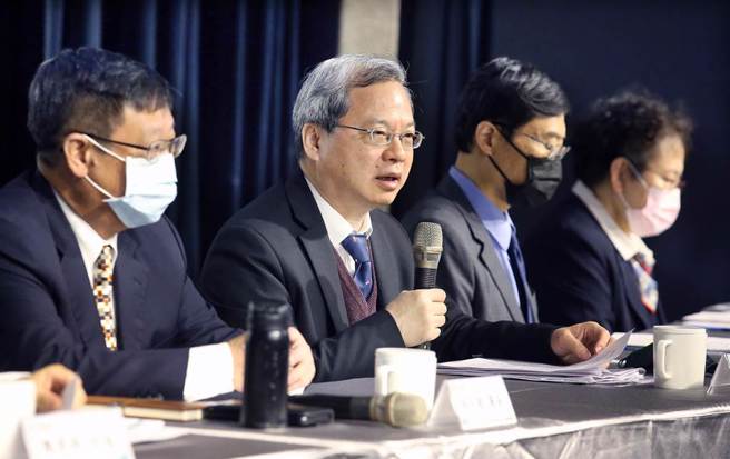 國發會主委龔明鑫（左二）表示，12項關鍵計畫推動後最多可減碳7600萬噸，相當於2020年碳排放的29％，也同步擴大2030年減碳目標到24％。（范揚光攝）