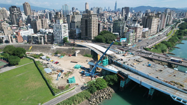 中正桥台北端钢箱型梁施工现况。(图／臺北市政府工务局新建工程处提供)

