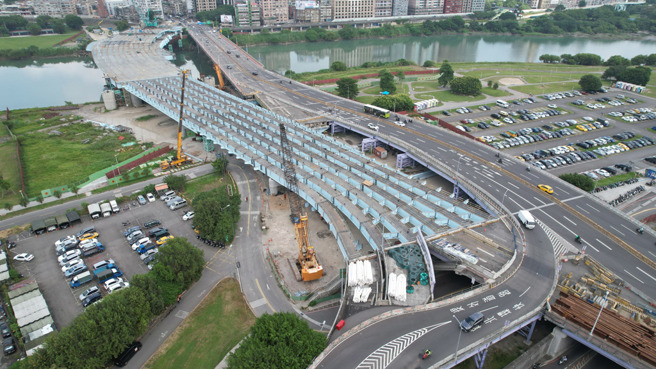 中正桥新北端钢箱型梁施工现况。(图／臺北市政府工务局新建工程处提供)

