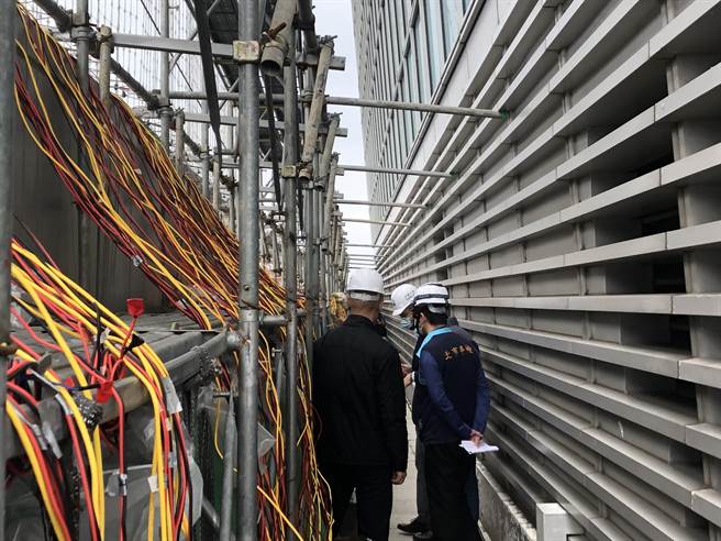 劳动局长高宝华28日率北市劳检处至台北101大楼，劳检高空跨年烟火施工作业。（张芷瑜摄）