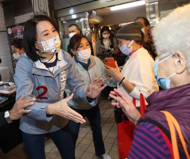 国民党台北市第三选区立委补选候选人王鸿薇28日到松江市场扫街拜票。(陈君玮摄)