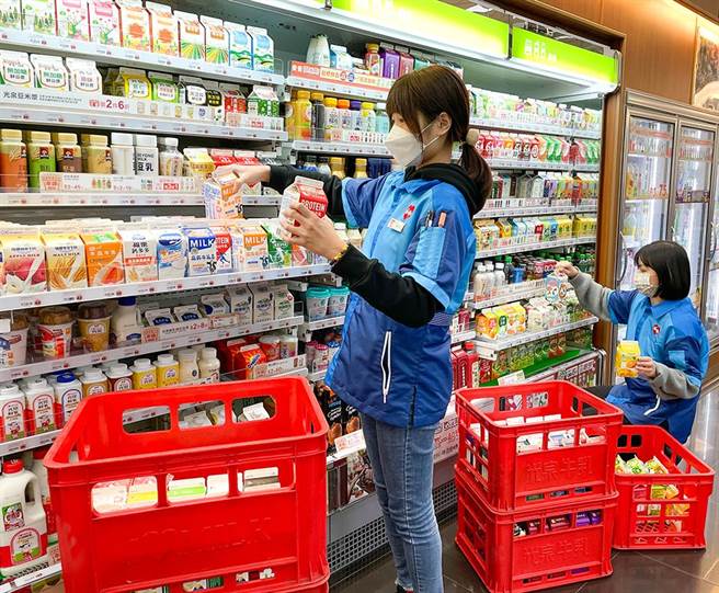 超商搶跨年商機，鄰近台北市政府的萊爾富北市信彩店將於31日上午10時拆除大門、櫥窗玻璃、冰箱門，同時增加10倍人力支援，節省民眾排隊結帳的時間。(圖／萊爾富提供)