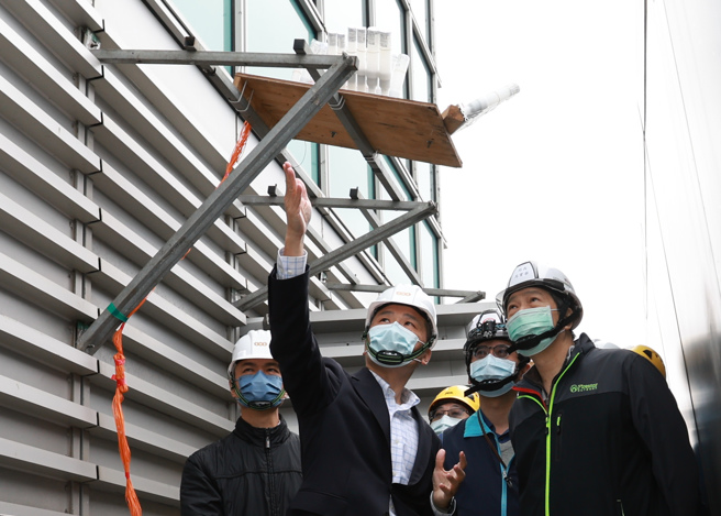 台北市劳动局劳检处28日进行101烟火施放设施安全卫生检查，劳工局长高宝华（右一）由台北101大楼物管部总监江维中（左二）陪同检查，并说明各项设施。（陈俊吉摄）