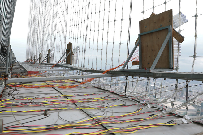 台北市劳动局劳检处28日进行101烟火施放设施安全卫生检查，图为台北101大楼58楼架设完成的烟火管及讯号线。（陈俊吉摄）