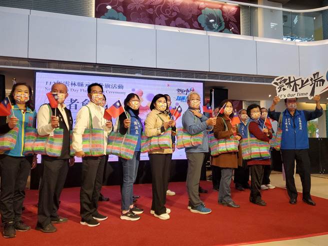 云林县府主办的元旦升旗活动今年移师斗南田径场举行，全程参加者将可获限量1000个「嘎叽」（古早味提袋）。（周丽兰摄）