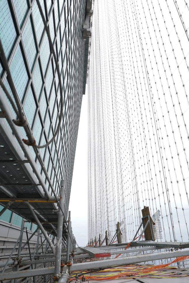 台北市劳动局劳检处28日进行101烟火施放设施安全卫生检查，图为台北101大楼58楼架设完成的烟火管及讯号线。（陈俊吉摄）