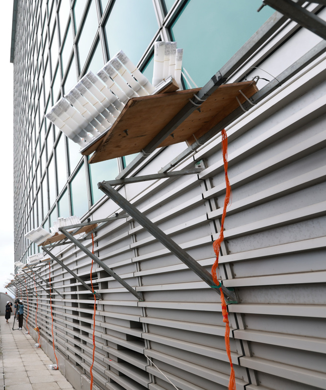 台北市劳动局劳检处28日进行101烟火施放设施安全卫生检查，图为台北101大楼58楼架设完成的烟火管及讯号线。（陈俊吉摄）