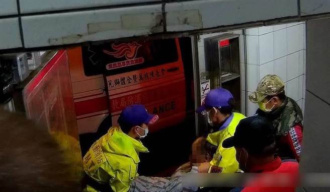 桃园大园一名独居徐姓男子疑因天气变化大，中风倒卧家中无法动弹。（翻摄画面／蔡明亘桃园传真）